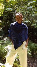 Cargar imagen en el visor de la galería, Poncho Palmas - azul oscuro y azul rey - DISPONIBLE POR ENCARGO