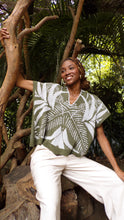 Cargar imagen en el visor de la galería, Blusa Palmas - verde militar y gris claro