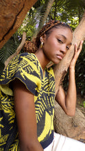 Cargar imagen en el visor de la galería, Blusa Palmas - azul oscuro y amarillo