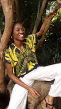 Cargar imagen en el visor de la galería, Blusa Palmas - azul oscuro y amarillo