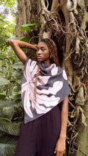 Cargar imagen en el visor de la galería, Poncho Yarumo - gris oscuro y rosado