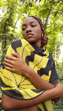 Cargar imagen en el visor de la galería, Poncho Yarumo - azul oscuro y amarillo