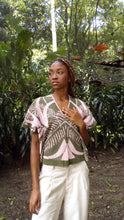 Cargar imagen en el visor de la galería, Blusa Palmas - verde militar y rosado