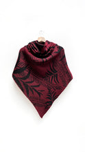 Cargar imagen en el visor de la galería, Poncho Palmas - vinotinto y negro - DISPONIBLE POR ENCARGO
