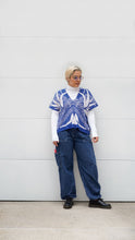 Cargar imagen en el visor de la galería, Blusa Palmas - azul rey y crudo