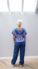 Cargar imagen en el visor de la galería, Blusa Palmas - azul rey y rosado