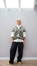 Cargar imagen en el visor de la galería, Blusa Palmas - verde militar y gris claro