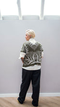 Cargar imagen en el visor de la galería, Blusa Palmas - verde militar y gris claro