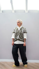 Cargar imagen en el visor de la galería, Blusa Palmas - verde militar y gris claro