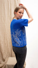 Cargar imagen en el visor de la galería, Camiseta Orquídea Alpaca - Azul rey y gris claro
