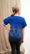 Cargar imagen en el visor de la galería, Camiseta Orquídea Alpaca - Azul rey y gris claro