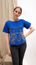 Cargar imagen en el visor de la galería, Camiseta Orquídea Alpaca - Azul rey y gris claro