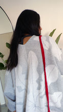 Cargar imagen en el visor de la galería, Cárdigan Yarumo - gris claro y crudo - DISPONIBLE POR ENCARGO