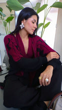 Cargar imagen en el visor de la galería, Cárdigan Yarumo - negro y vinotinto - DISPONIBLE POR ENCARGO