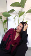 Cargar imagen en el visor de la galería, Cárdigan Yarumo - negro y vinotinto - DISPONIBLE POR ENCARGO