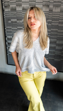 Cargar imagen en el visor de la galería, Blusa Palmas - gris claro y crudo