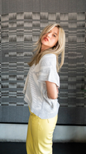 Cargar imagen en el visor de la galería, Blusa Palmas - gris claro y crudo