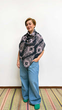 Cargar imagen en el visor de la galería, Poncho Plumas - azul oscuro y rosado