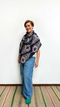 Cargar imagen en el visor de la galería, Poncho Plumas - azul oscuro y rosado