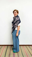 Cargar imagen en el visor de la galería, Poncho Plumas - azul oscuro y rosado