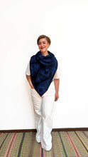 Cargar imagen en el visor de la galería, Poncho Plumas - azul oscuro y azul rey