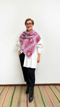Cargar imagen en el visor de la galería, Poncho Plumas - lila y rojo