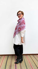 Cargar imagen en el visor de la galería, Poncho Plumas - lila y rojo