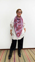 Cargar imagen en el visor de la galería, Poncho Plumas - lila y rojo