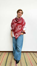 Cargar imagen en el visor de la galería, Poncho Plumas - rojo y rosado