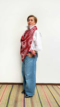 Cargar imagen en el visor de la galería, Poncho Plumas - rojo y rosado