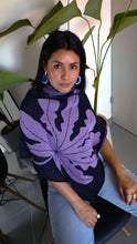 Cargar imagen en el visor de la galería, Poncho Yarumo - azul oscuro y lila