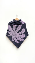 Cargar imagen en el visor de la galería, Poncho Yarumo - azul oscuro y lila