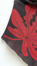 Cargar imagen en el visor de la galería, Poncho Yarumo - negro y rojo