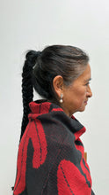 Cargar imagen en el visor de la galería, Poncho Yarumo - negro y rojo