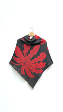 Cargar imagen en el visor de la galería, Poncho Yarumo - negro y rojo