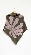 Cargar imagen en el visor de la galería, Poncho Yarumo - verde militar y rosado