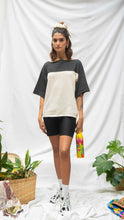 Cargar imagen en el visor de la galería, Camiseta Tejida Bloques - crudo y gris oscuro - DISPONIBLE POR ENCARGO