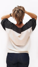 Cargar imagen en el visor de la galería, Camiseta Tejida Bloques - crudo y gris oscuro - DISPONIBLE POR ENCARGO