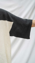 Cargar imagen en el visor de la galería, Camiseta Tejida Bloques - crudo y gris oscuro - DISPONIBLE POR ENCARGO