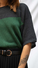 Cargar imagen en el visor de la galería, Camiseta Tejida Bloques - verde pino y gris oscuro - DISPONIBLE POR ENCARGO