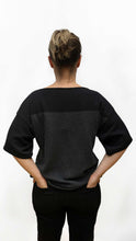 Cargar imagen en el visor de la galería, Camiseta Tejida Bloques - gris oscuro y negro