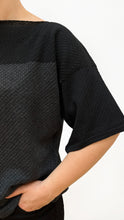 Cargar imagen en el visor de la galería, Camiseta Tejida Bloques - gris oscuro y negro