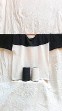 Cargar imagen en el visor de la galería, Camiseta Tejida Bloques - crudo y gris oscuro - DISPONIBLE POR ENCARGO