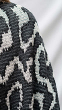 Cargar imagen en el visor de la galería, Chal Coral - crudo, gris oscuro y negro - DISPONIBLE POR ENCARGO