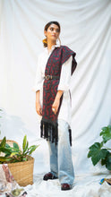 Cargar imagen en el visor de la galería, Chal Coral - vinotinto, gris oscuro y negro - DISPONIBLE POR ENCARGO