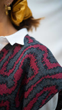 Cargar imagen en el visor de la galería, Chal Coral - vinotinto, gris oscuro y negro - DISPONIBLE POR ENCARGO