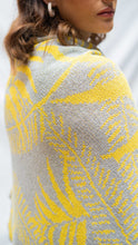 Cargar imagen en el visor de la galería, Poncho Palmas - gris claro y amarillo - DISPONIBLE POR ENCARGO