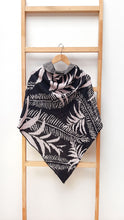 Cargar imagen en el visor de la galería, Poncho Palmas - azul oscuro y rosado