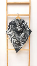 Cargar imagen en el visor de la galería, Poncho Palmas - gris oscuro y crudo