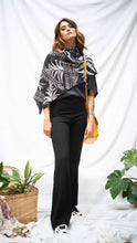 Cargar imagen en el visor de la galería, Poncho Palmas - negro y gris claro - DISPONIBLE POR ENCARGO